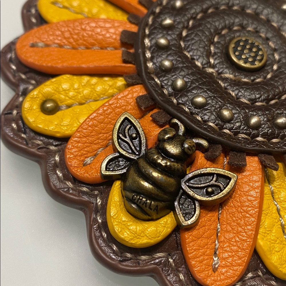 Chala sunflower & bee keychain - Picture 2 of 4
